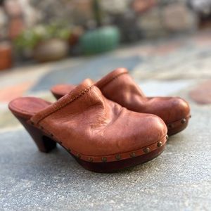 FRYE SZ 7.5 Brown Leather Clogs